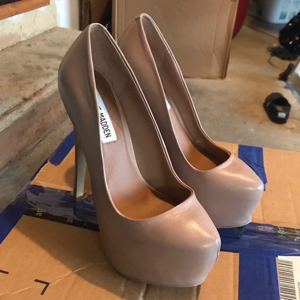 Steve Madden Nude Pump Size 6